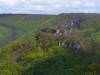 Ruine Hohenurach mit Felsen im Hintergrund - von den Rutschenfelsen aus gesehen