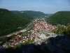 Vom 1. Hochbergfelsen - Blick auf Bad Urach und das Ermstal, links die Burgruine Hohenurach