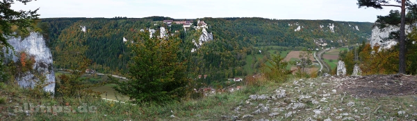 Hohler Fels - Blick auf Schloss Werenwag und Hausen im Tal