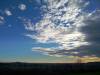 Wolkenfront von Westen vertreibt blauen Himmel