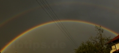 Doppelter Regenbogen in der Abendsonne über Bierstetten