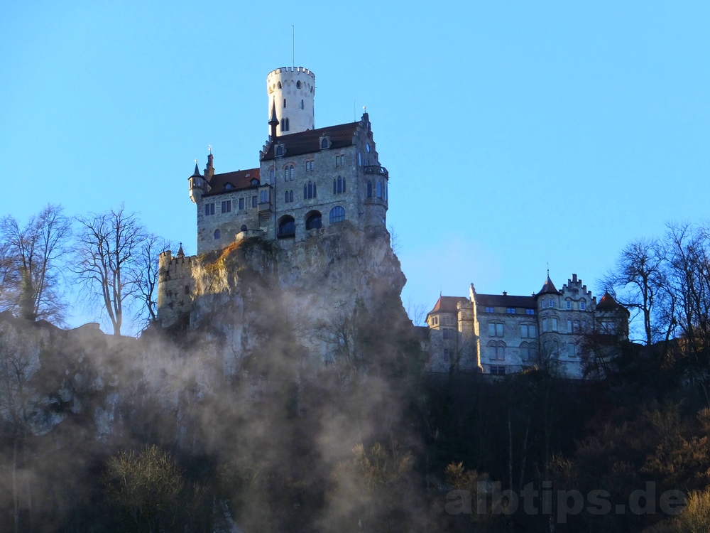 Blick von Honau hinauf zum Schloss Lichtenstein