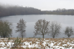 Weinfelder Maar mit Schneeresten, Weinfelder Kapelle gegenüber