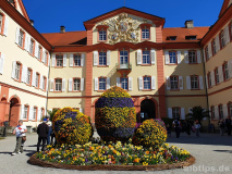 Osterdeko vor Schloss Mainau