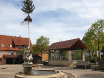Erpfinger Marktplatz mit Maibaum und Bärenbrunnen