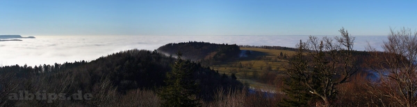 Blick vom Roßberg-Aussichtspunkt zum Albtrauf (links) und zum Schönberger Kapf