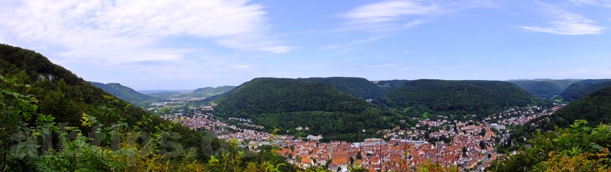 Panoramablick vom Hannerfelsen ins Ermstal und nach Bad Urach