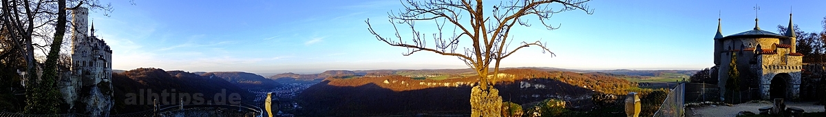 Panoramablick vom Schloss Lichtenstein ins Echaztal und zu den Traifelbergfelsen