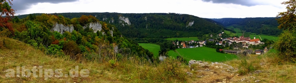 Panoramablick vom Spaltfelsen auf Kloster Beuron