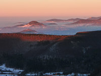 Blick vom Roßbergturm auf den zerklüfteten Albtrauf