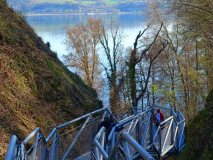 Stahlsteg mit Seeblick